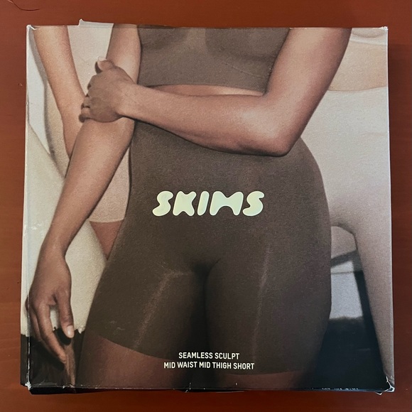 NIB SKIMS Seamless Sculpt Mid Thigh Shorts Onyx Size M - Picture 3 of 6